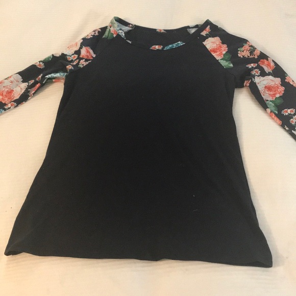 Quarter sleeve black and navy flowered shirt - Picture 4 of 4